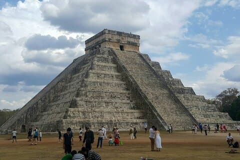 Scopri Chichen Itza con Cenote Xcajum e Valladolid + pranzo