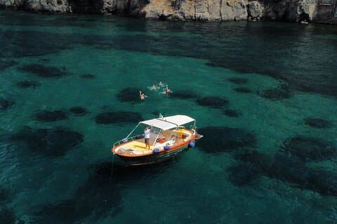 Privéboottocht naar Ischia – kristalhelder water, grotten en ontspanning.
