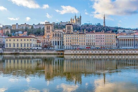 Traslado privado: Zúrich a Lyon, parada turística de 2h en Ginebra