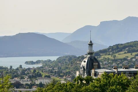 Traslado privado de Ginebra a Lyon con parada de 2h en Chambery