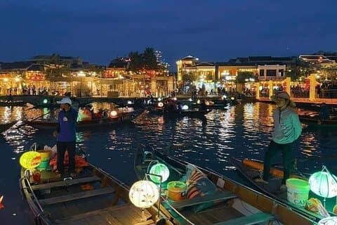 Recorrido a pie por la ciudad de Hoi An y paseo en barco por Sampan con linternas coloridas, mercado nocturno