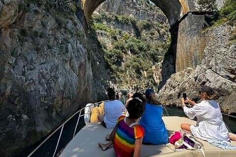Amalfikysten liten gruppe båttur fra Sorrento eller Positano