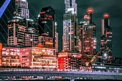 Experiencia Nocturna en Buenos Aires con Guía Local