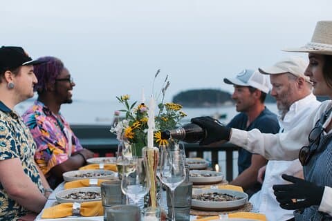 Oesterproeverij met gids op het dak met een Oestersommelier