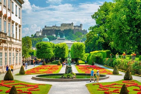 Private transfer: Nuremberg to Salzburg, 2h of Sightseeing stop