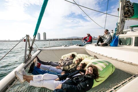 Barcelona Liten gruppresa med Catamaran w Tapas, Cava och solnedgång