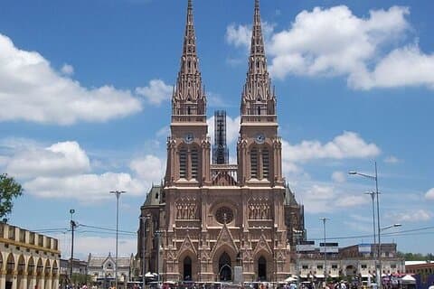 Besichtigung der neugotischen Basilika von Luján ab Buenos Aires