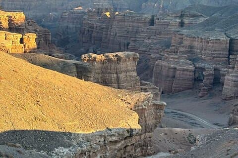 Oplev Charyn Canyon på én dag et tidløst naturunder