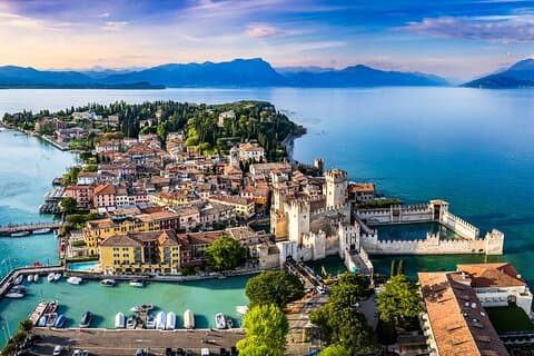 Från Milano: Gardasjön med besök av Sirmione & Salò. Liten grupp
