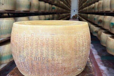 Parmesan, Prosciutto, Balsamico und Ferrari Tagestour ab Bologna