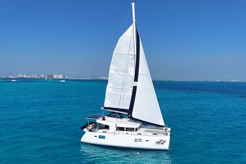 Private Catamaran Tour Super to Isla Mujeres
