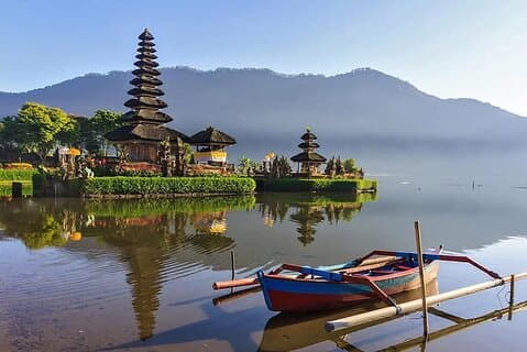 Bali Ulun Danu Lake Beratan mit UNESCO Jatiluwih und Wasserfall