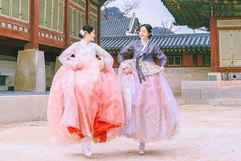 Experiencia de alquiler de Hanbok en el Palacio Gyeongbokgung Hanboknam (내국인불가)