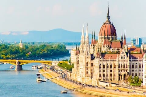 Traslado privado de Praga a Budapest con 4h de turismo