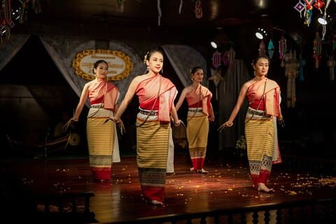 Spettacolo tradizionale Lanna al centro culturale Old Chiangmai