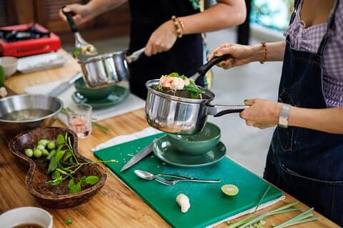 Clase de cocina tailandesa de granja a mesa con granja y mercado