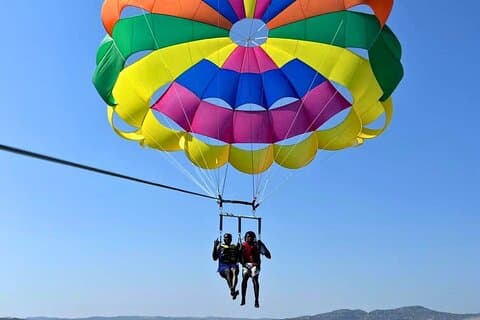Parasailing oder Jetski-Abenteuer beinhaltet Jerk Meal