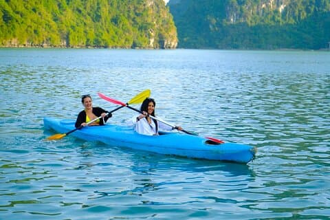 Halong naar Lan Ha Bay: Verborgen wonderen op een privé kanotocht