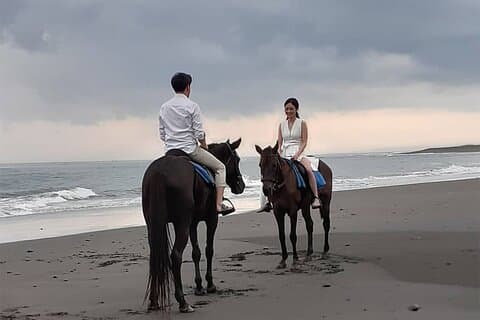 Balade à cheval sur la plage à Bali