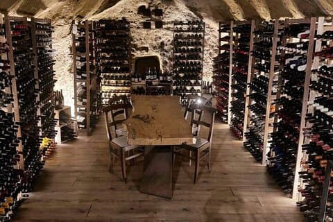 Middag med viner och typiska rätter i en hemlig grotta i Siena