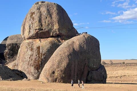 Tour de viento: Montañas, bosques, piedras enigmáticas y fincas cafetaleras
