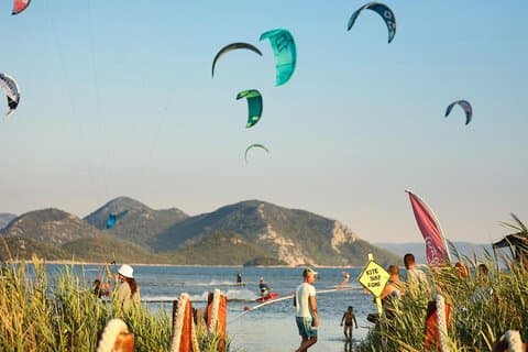 Exhilarating One Day Kitesurfing Tour * All Level Classes!