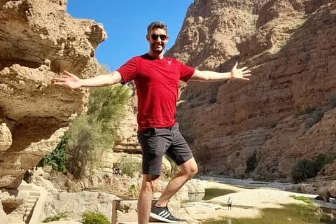 Tour privado en grupo desde Mascate a Wadi Shab en mini furgoneta