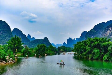 Excursão de 1 dia em Guilin para Reed Flute Cave, barco de bambu e show noturno