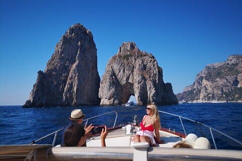 Capri, excursions en bateau depuis les ports du golfe de Naples et de Salerne