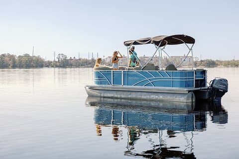 Disfrute de un pontón en nuestro hermoso lago Bryan.
