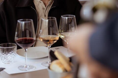 Dégustation de vin de Montepulciano dans la campagne toscane
