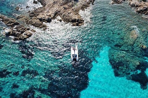 Grande viagem de catamarã ao Parque La Maddalena com almoço e bebidas