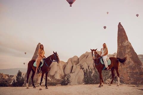 Cappadocia hest ridning gennem fairy skorsten