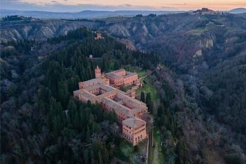 Tour with Priority Entrance in Tuscany Abbey and Tasting