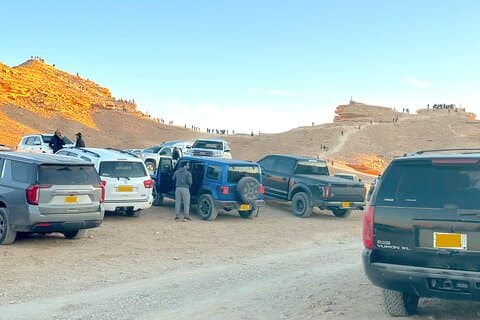 Edge of The World Riyadh Transfer i en air-conditioned bil