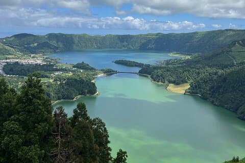サン・ミゲル、1日で驚きの湖へ 火山の滝