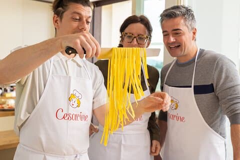 Dela din pasta kärlek i en lokal hem i Venedig
