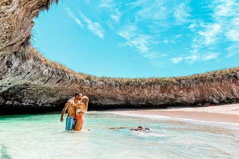 Descubra a famosa praia escondida em lancha rápida com mergulho com snorkel