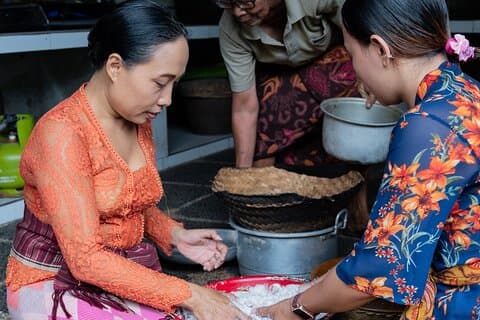 Coconut Oil Making med Canang Sari klass n välsignelse ritual