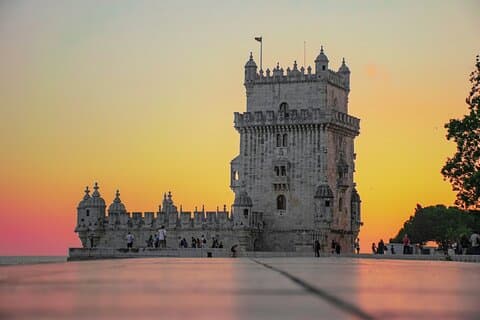 From Porto: Private Transfer to Lisbon with up to 3 Stops
