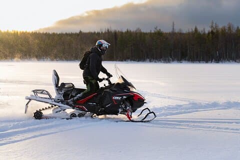 Journée Safari Motoneige en Forêt du Cercle Arctique