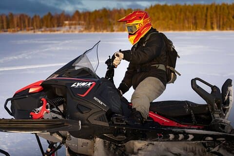 Snowmobiles e Huskies