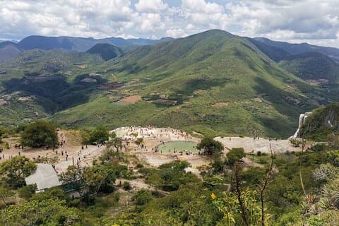Profitez d'une visite en milieu de journée de Hierve el Agua et d'une fabrique de mezcal.