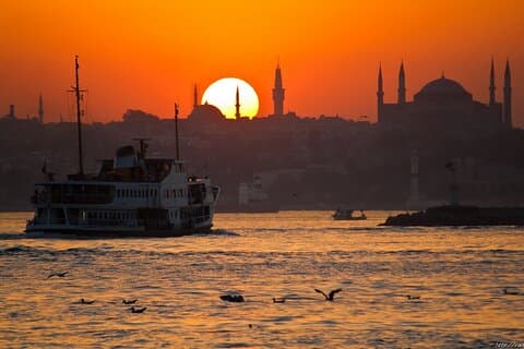 Sonnenuntergang Bosporus Yachtkreuzfahrt mit Snacks und Fortgeschrittener