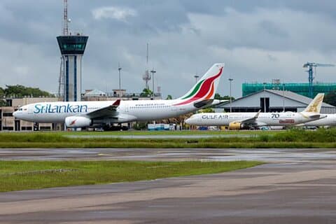 CMB Lufthavn Privat transfer til enhver by i Sri Lanka med A / C bil