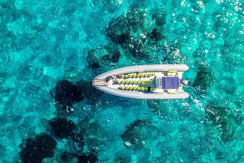 Dinghy tur i La Maddalena skjærgården fra Santa Teresa