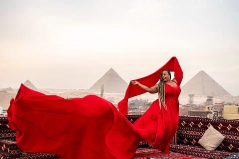 Pyramids of Giza Flying Dress Servizio fotografico da un tetto