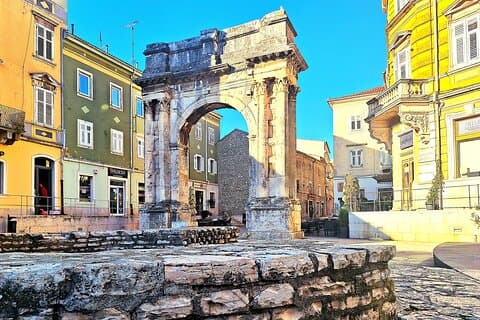 Explore layers of Pula's History in German or English