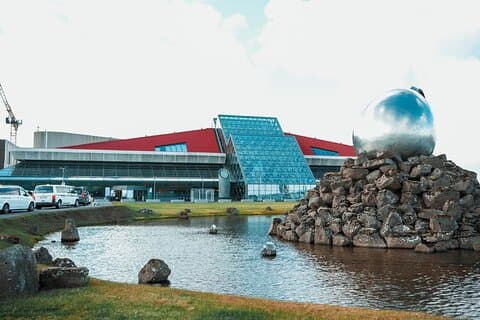 Keflavik to Reykjavik: Roundtrip Private Airport Transfer