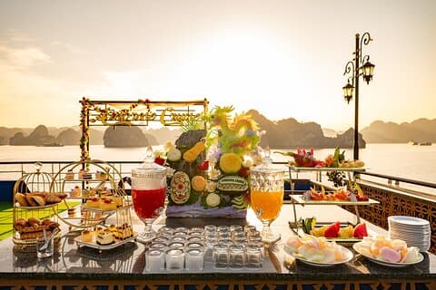Heldagstur till Halong Bay med lunch, solnedgångsfest från Hanoi